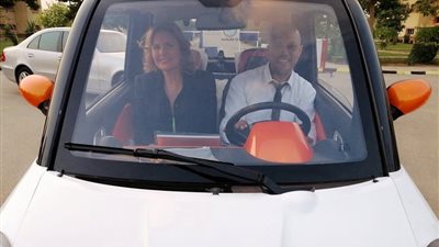 النجمة يسرا تخوض تجربة قيادة أول سيارة مصرية تعمل بالكهرباء (صورة)