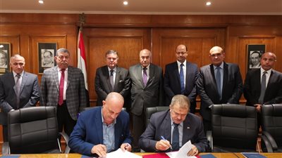 بـ143 مليون جنيه.. “قطاع الأعمال” توقع اتفاق تسوية مديونية “حلوان للغزل والنسيج” لصالح “الكهرباء”