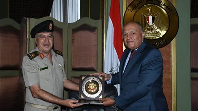 وزير الخارجية يلتقي الدفعة 49 من دارسي دورة الدفاع الوطني لأكاديمية ناصر العسكرية