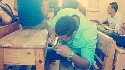 طالب يدخن سيجارة حشيش داخل مدرج تجارة طنطا ويبصق على الدكتور