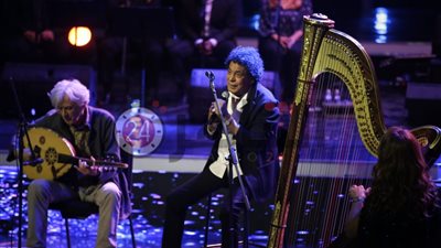 على كرسى.. محمد منير يصر على إحياء حفل افتتاح مهرجان الموسيقي العربية (صور)