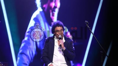 شاهد حيلة محمد منير للتغلب على مأزق الملابس الرسمية فى مهرجان الموسيقى العربية (صور)