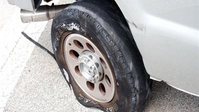 شاهد حفرة تتسبب في انفجار “كاوتشات السيارات” على الدائري (فيديو)