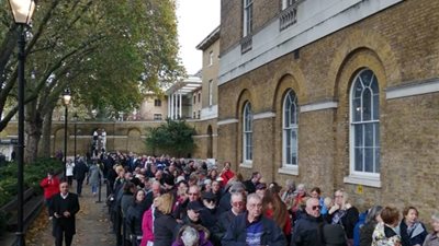 إقبال جماهيري على معرض توت عنج آمون في لندن.. والشركة المنظمة تمد ساعات العمل (صور)