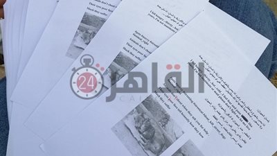 “بلسان الحيوان”.. فتاة توزع منشورات على طلاب الجامعة لمنع العنف ضد الحيوان (صور)