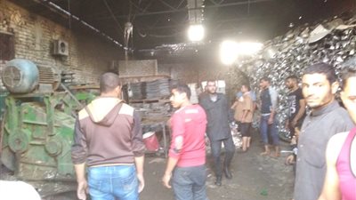 السيطرة على حريق نشب في مخزن ألومنيوم بقرية ببني سويف (صور)