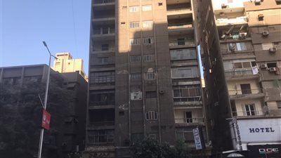 تأهب بمحيط عقار الدقي المائل.. واستعدادات من الحي بهدمه (صور)