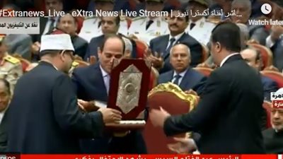 وزير الأوقاف يهدي السيسي نسخة من القرآن الكريم في احتفال المولد النبوي