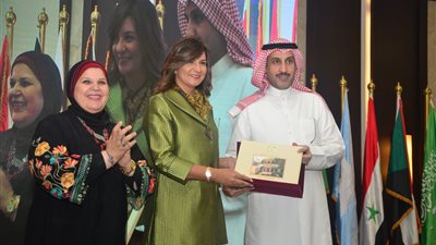 مدير منظمة العمل العربية يوجه رسالة لوزيرة الهجرة على تبنيها قضايا العمال المصريين بالخارج