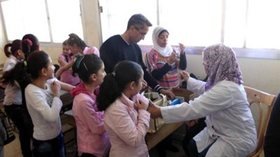 “الصحة”: لم يتم رصد أي حالة مصابة بحمى التيفود أو أمراض معدية أخرى بين طلاب المدارس