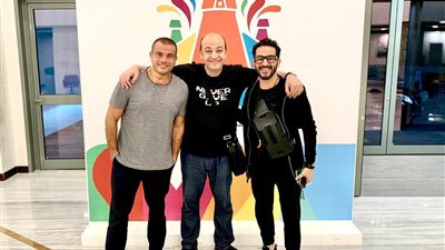 “لقاء السحاب”.. عمرو دياب و أحمد حلمي على متن طائرة خاصة في طريقهما للرياض (صور)