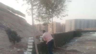 رئيس حي المعادي يوجه بهدم سور يحجز المياه عن مخر السيل بالمنطقة (صور)