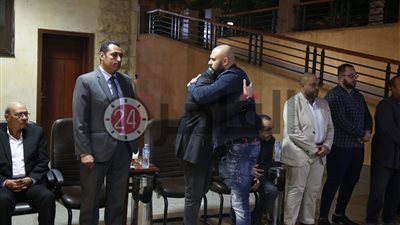 أحمد صلاح حسني وشيكو يقدمان واجب العزاء في والد أكرم حسني بالتجمع الخامس (فيديو وصور)