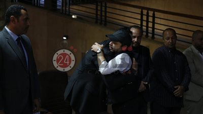 محمد هنيدي وكريم فهمي وخالد سليم في عزاء والد أكرم حسني (فيديو وصور )