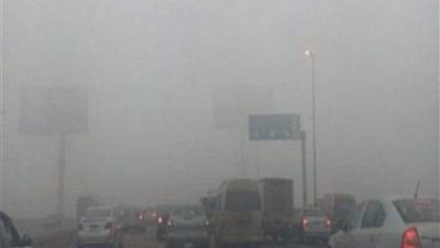 إعادة فتح طريق الكريمات الصحراوى بعد زوال الشبورة وانتظام حركة السيارت