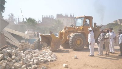 وزارة الزراعة تزيل التعديات على الأراضي الزراعية بالشرقية