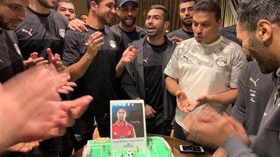 منتخب مصر يحتفل بـ”عيد ميلاد” أحمد فتحي (فيديو وصور)