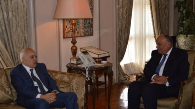 خلال لقاء الممثل الأممي في ليبيا.. وزير الخارجية: ندعم تفعيل مسار التسوية والقضاء على فوضى الميلشيات (صور)