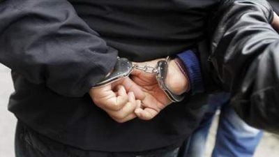 القبض على عاطلين بحوزتهما بندقية و”خرطوش” وذخيرة بالشرقية