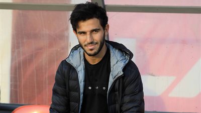 حمدي فتحي يظهر في تدريبات الأهلي “بالعكاز”