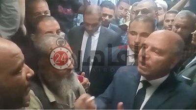 حوار بين وزير النقل وكمساري قطار أبو قير بسبب الغرامات و”التزويغ” من التذاكر (فيديو)