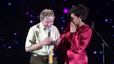 شيرين تقبل يد معجب سويسري: “ربنا يستر عليك من حسام جوزي” (فيديو)