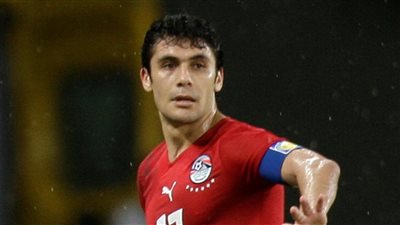 مع بيبو والمعلم.. أحمد حسن يحتفل بـ”ذكرى عميد لاعبي العالم”