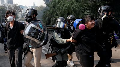 مظاهرات ومواجهات عنيفة بين المتظاهرين والشرطة أمام أحدي الجامعات في هونج كونج