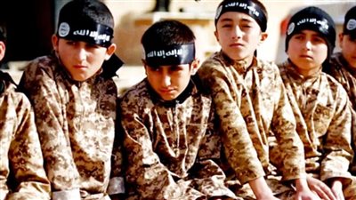 كيف توظف التنظيمات الإرهابية الفتوى في تجنيد الأطفال لتنفيذ عملياتهم؟ (انفوجراف)