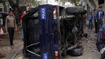 وفاة نائب مفتش الأمن العام وإصابة مجند في انقلاب سيارة شرطة بطريق قنا – سوهاج