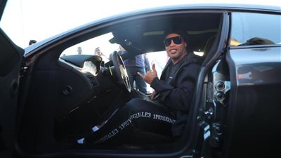 بعد اقتنائه لـ أستون مارتن.. رونالدينيو أول مشترٍ من معرض الرياض للسيارات (صور وفيديو)