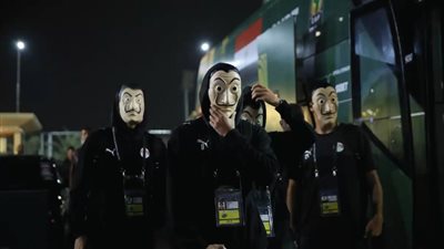 لاعبو المنتخب الأوليمبي يقتحمون ستاد القاهرة بالأقنعة قبل مواجهة كوت ديفوار (فيديو)