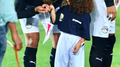 مصطفى محمد يقبّل يد حفيدة عمرو الجنايني قبل انطلاق النهائي (صورة)