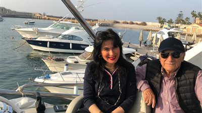 شاهد.. رجل الأعمال ميشيل أحد بأحدث سياراته وعلى يخت بالبحر (صور)