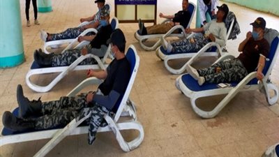 لفتة إنسانية.. ضباط وجنود مديرية أمن سوهاج يشاركون في حملة التبرع بالدم|صور