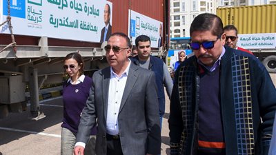 محافظ الإسكندرية يشارك في توزيع 4 آلاف كرتونة مواد غذائية على الأسر البسيطة