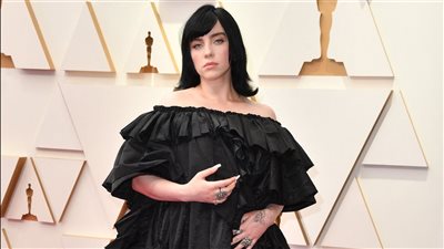 منهم بيلي إيليش.. إطلالات غريبة للفنانين والمشاهير في حفل جوائز أوسكار 2022 | فيديو جراف