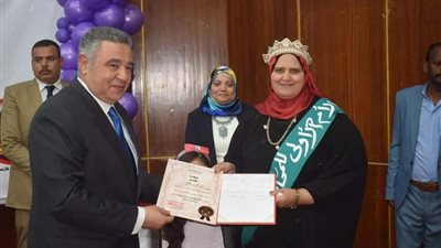 محافظ البحر الأحمر يكرم الفائزات في مسابقة الأم المثالية | صور