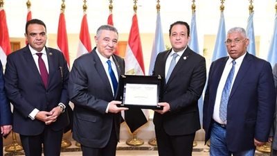 محافظ البحر الأحمر يستقبل وفد لجنة النقل بمجلس النواب لاستعراض مشروعات الطرق| صور