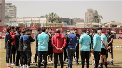 تعليمات فنية بشأن مباراة الهلال.. تفاصيل اجتماع موسيماني مع لاعبي الأهلي قبل مران اليوم 