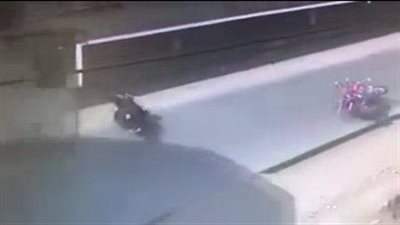 طريق الموت.. مقطورة تدهس شابا في حادث مروع بالشرقية | فيديو