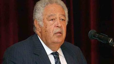 تنفيذا لوصيته.. حصر مكتبة نقيب المحامين الراحل رجائي عطية للتبرع بها لمكتبة الإسكندرية وكلية الحقوق