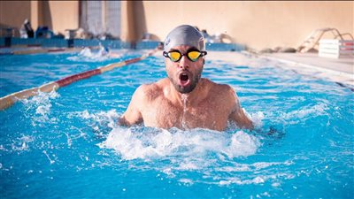 المغامر عمر حجازي يستعد لتحطيم رقم قياسي جديد لأطول مسافة تحت الماء بنفس واحد │ صور