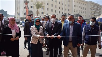 رئيس جامعة بنى سويف يفتتح معرض منتجات مركز الإنتاج والخدمات الطلابية بأسعار مخفضة 