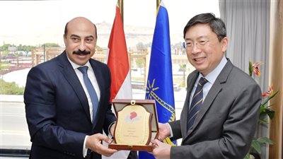 محافظ أسوان يستقبل سفير سنغافورة لبحث فرص الاستثمار للثروات الطبيعية