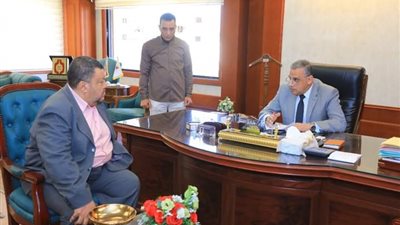 محافظ سوهاج ونائبه يلتقيان 100 مواطن لبحث مطالبهم وحل شكواهم | صور