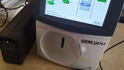 تزويد مستشفى حميات سوهاج بجهاز متطور لتحاليل غازات الدم