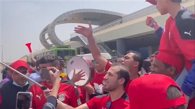 يمين شمال هنكسب السنغال.. هتافات حماسية من الجماهير المصرية في داكار لتشجيع المنتخب | بث مباشر