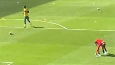 جماهير السنغال تلقي الزجاجات على لاعبي منتخب مصر خلال الإحماء