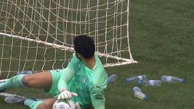 مصر والسنغال.. الشناوي يتعرض لاعتداءات من قبل الجماهير 